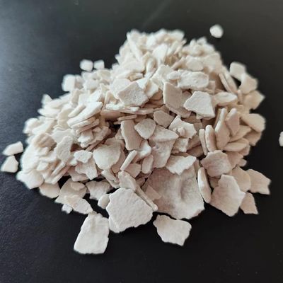 Het gebroken witte Chloride Chemische 74% van het Vlokcalcium voor en Sneeuw die smelten drogen